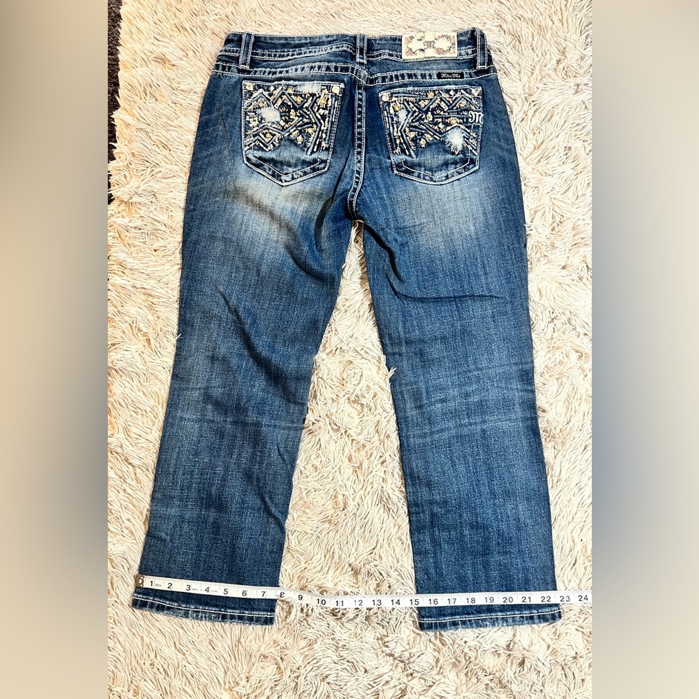 Miss Me Distressed ZigZag Waves Capris - Picture 3 of 14